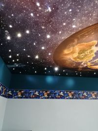Matt-Satin Decke mit Weltall Motiv beleuchtet